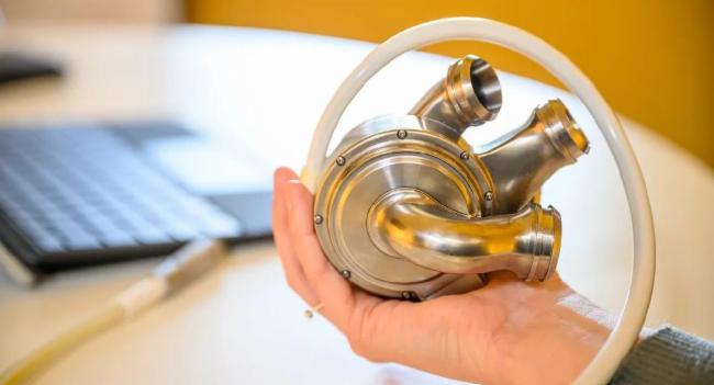 செயற்கை இதயம் பொருத்தி உயிர் கொடுத்த வைத்தியர்கள்